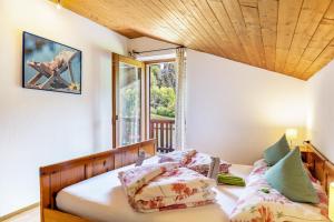 a bedroom with a bed and a window at Pardellerhof Tschafonblick in Campodazzo