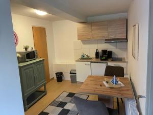 a small kitchen with a wooden table in a room at Studio Pepper in Stall