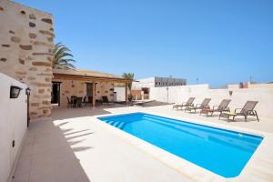 a swimming pool in the middle of a house at Casa Rural Andresito in Pájara
