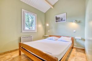 a bedroom with a bed and a window at Gite Gariotte in Salignac Eyvigues +30 photos