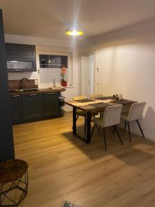a kitchen and dining room with a table and chairs at Villa Klitzeklein in Bad Belzig
