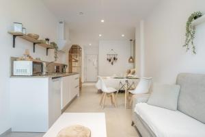 a living room and kitchen with a couch and a table at Apartamento Black Palm 1 9 in Tarifa