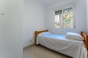 a bedroom with a bed and a window at Casa de Bella Fuengirola in Fuengirola
