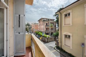 Blick aus einem Fenster auf eine Stadtstraße in der Unterkunft Casa Rostan in Genua