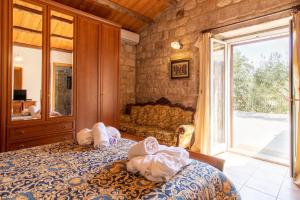 a bedroom with a bed with towels on it at Casa Il Carrubbo in Modica