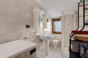 ein weißes Badezimmer mit Waschbecken und Toilette in der Unterkunft Chiavari Elegante in Chiavari + 13 Fotos