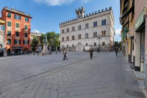 Eine Gruppe von Menschen geht auf einer Straße vor einem Gebäude in der Unterkunft Chiavari Elegante in Chiavari