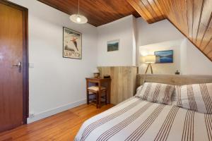 a bedroom with a bed and a wooden ceiling at Gîte de La Séoube in Campan