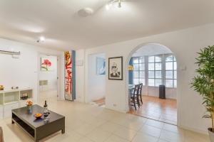 a living room with a table and a dining room at El Doctoral in Vecindario