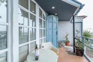 a balcony with a white table and a window at El Doctoral in Vecindario