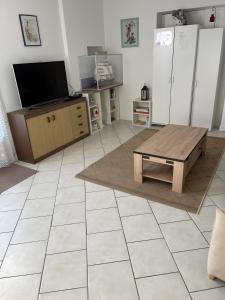 a living room with a coffee table and a tv at Gite Le Paradis in Pern