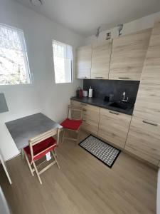 a kitchen with a desk and a sink and a table at Gite Le Paradis in Pern