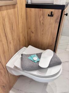 a bathroom with a toilet with a towel on it at elli apartament Sieradz in Sieradz