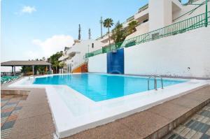a swimming pool in front of a building at Casa Puerto Rico in Mogán