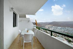 a balcony with a table and chairs and a view at Casa Puerto Rico in Mogán