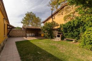 a backyard of a house with a grass yard at De los Maestros in El Arenal