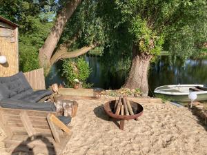 a backyard with a fire pit and a tree at Monteurwohnung Schulze in Bad Bodenteich