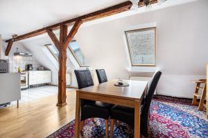 a kitchen and dining room with a wooden table and chairs at Monteurwohnung Schulze in Bad Bodenteich