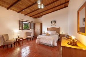 a bedroom with a bed and a table and chairs at Casa Las Toscas in Ingenio +34 photos