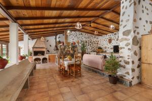 a living room with a bed and a fireplace at Casa Las Toscas in Ingenio
