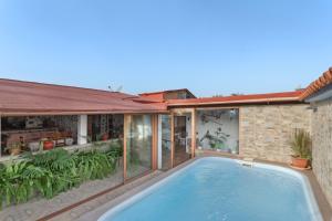 a house with a swimming pool in the backyard at Casa Las Toscas in Ingenio