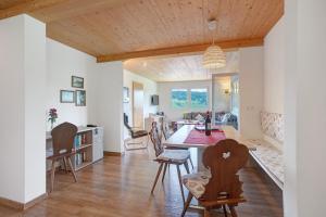 a dining room and living room with a table and chairs at Ferienwohnung Blösling 2 in Bernau im Schwarzwald