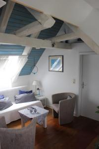 a bedroom with a bed and a table and chairs at Fachwerkhaus Korntenne in Eimelrod