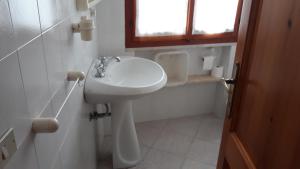 a white sink in a bathroom with a window at Apartments Porto Ottiolu Mare in Porto Ottiolu +21 photos
