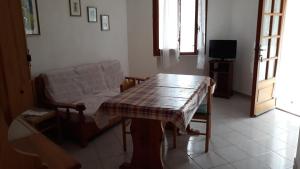 a living room with a table and a couch at Apartments Porto Ottiolu Mare in Porto Ottiolu