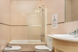 a bathroom with a toilet and a sink and a tub at Duplex Pedroza in Pozo Izquierdo