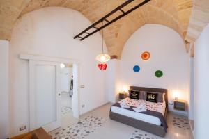 a bedroom with a bed in a room with arch ceilings at Nuvò-Lux e Spa in Veglie