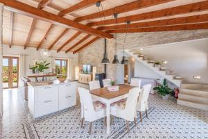 a kitchen and dining room with a table and chairs at Villa Gemma in Ses Salines