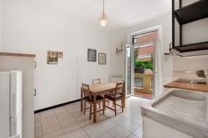 eine Küche und ein Esszimmer mit Tisch und Spüle in der Unterkunft Casa Rostan in Genua