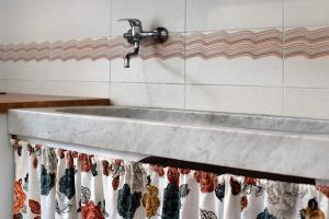 ein Spülbecken in einer Küche mit einem Wasserhahn in der Unterkunft Casa Rostan in Genua + 25 Fotos