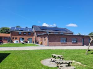 a building with a picnic table in front of it at Rike in Oesterdeichstrich