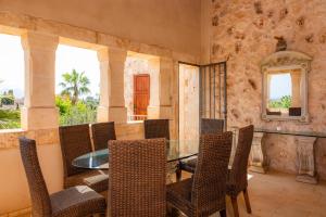 a dining room with a glass table and chairs at Siesta del Sol in Manacor