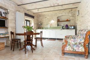 a kitchen and living room with a table and chairs at Masseria del Ponte in Pretoro