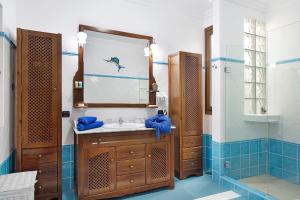 a bathroom with a sink and a mirror at La Escuelita in Los Valles +17 photos