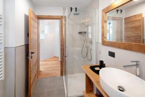 een badkamer met een douche en een wastafel bij Cesa Pattis in Mazzin +17 foto's