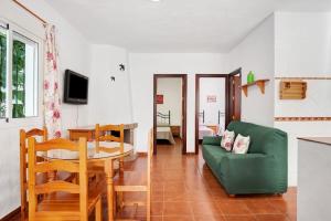 a living room with a table and a green couch at Casa Paqui 2 in Roche