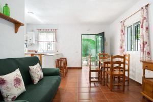 a living room with a green couch and a table at Casa Paqui 2 in Roche