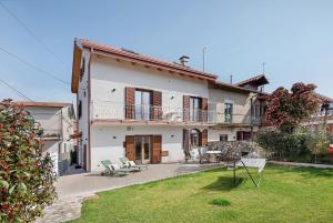 a large white house with a yard with a yard at Principe Di Agerola in Agerola