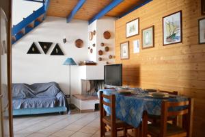 a living room with a table and a bed at Appartamento Ll06 a 60m dal mare in San Foca