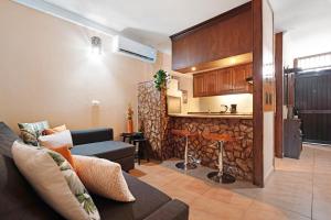 a living room with a couch and a kitchen at Residencial Primavera in Arona