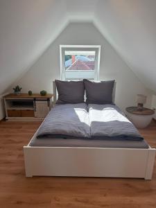 a white bed in a room with a attic at Ferienquartier alte Bäckerei in Feldberg
