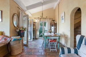 a living room with a table and chairs at Villa - La Mignonette avec terrasse in Cavalaire-sur-Mer