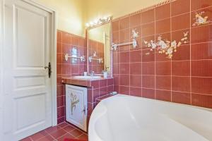 a bathroom with a tub and a toilet and a sink at Villa - La Mignonette avec terrasse in Cavalaire-sur-Mer +29 photos
