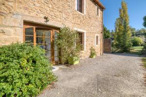 a brick building with a large window on it at Gîte Jasmin in Plavilla