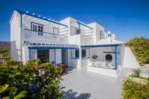 a white house with a balcony and a yard at Villa Tabaiba in Haría