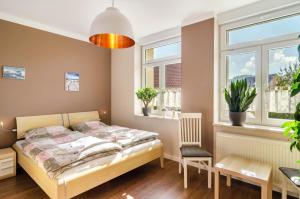 a bedroom with a bed and two windows at Fewo Theo im Ferienhaus Alte Schule in Ferna
